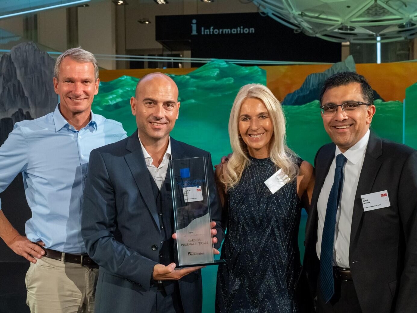 Freuen sich über den Award: (von links) Dr. Peter Ruile, Vice President Business Development & Licensing; Prof. Dr. Dr. Thomas Thum, CSO; Dr. Claudia Ulbrich, CEO; Dr. Rahul Agrawal, CMO