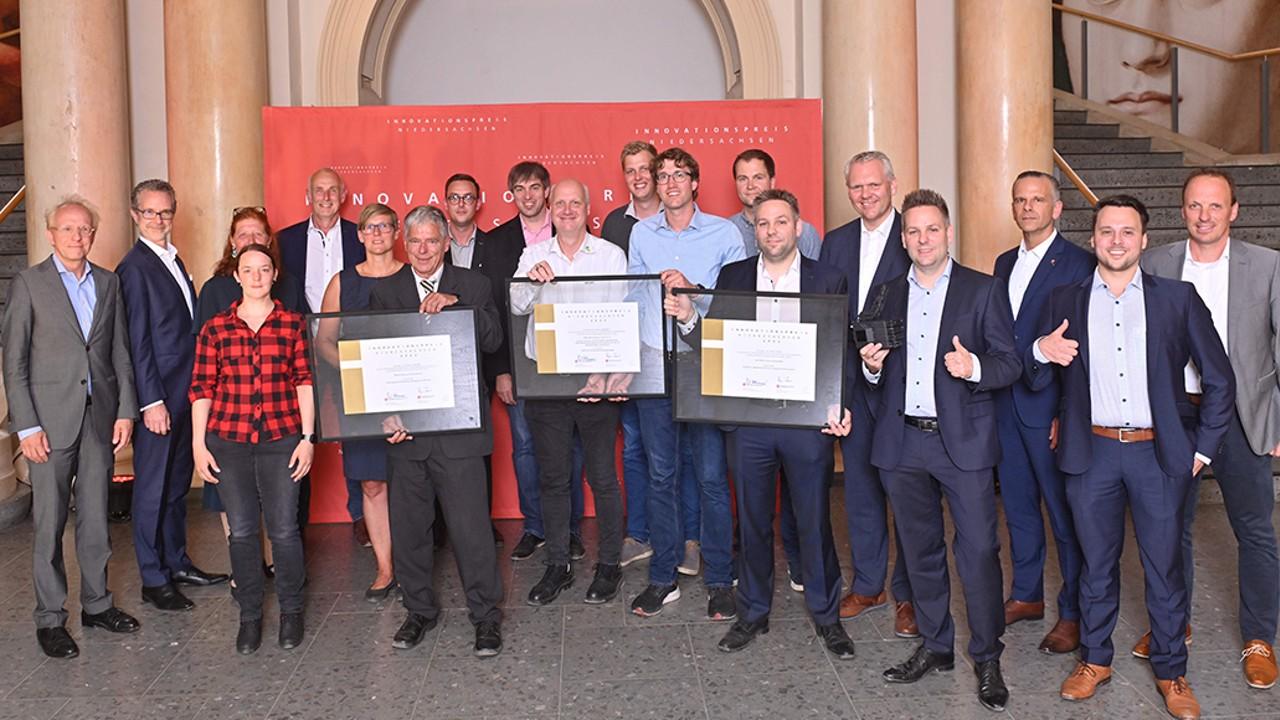 Gruppenbild mit allen Siegerprojekten des Innovationspreises Niedersachsen 2022.