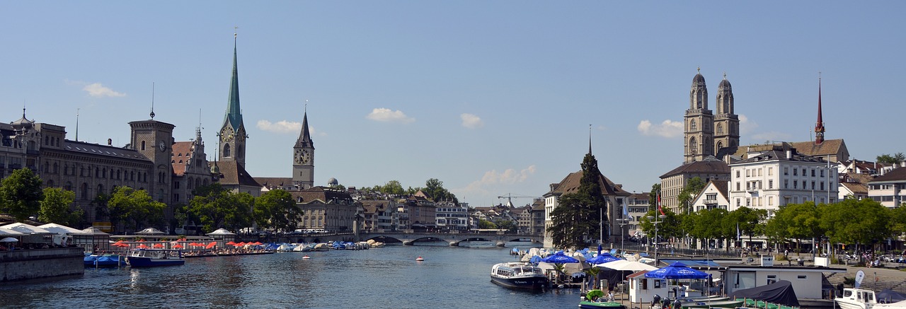 Stadtpanorama von Zürich mit Kirchen und Fluss.