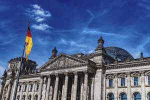 Der Reichstag in Berlin vor einem fast blauen Himmel.