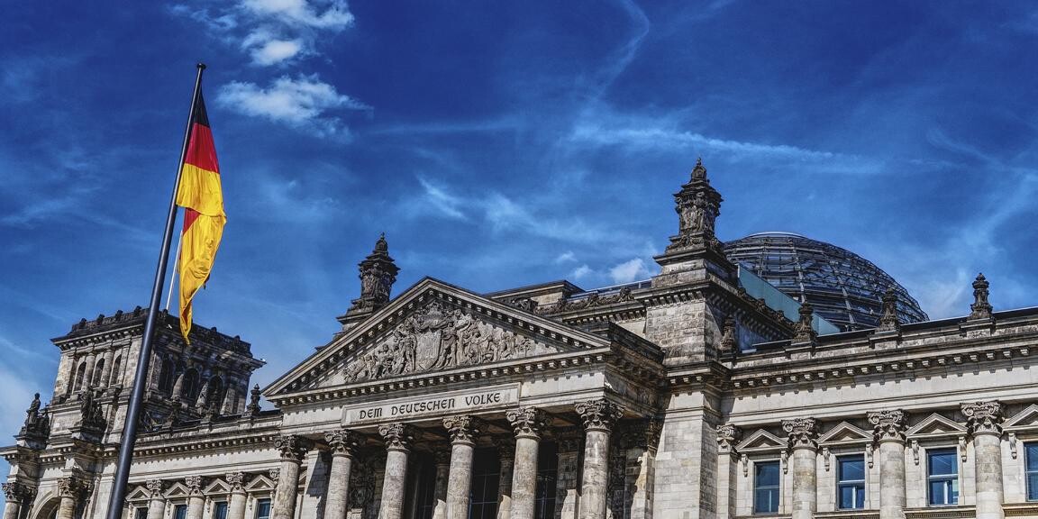 Der Reichstag in Berlin vor einem fast blauen Himmel.