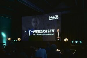 Ex-Fußballprofi und Motivationscoach Daniel Engelbrecht bei seiner Keynote "Herzrasen".