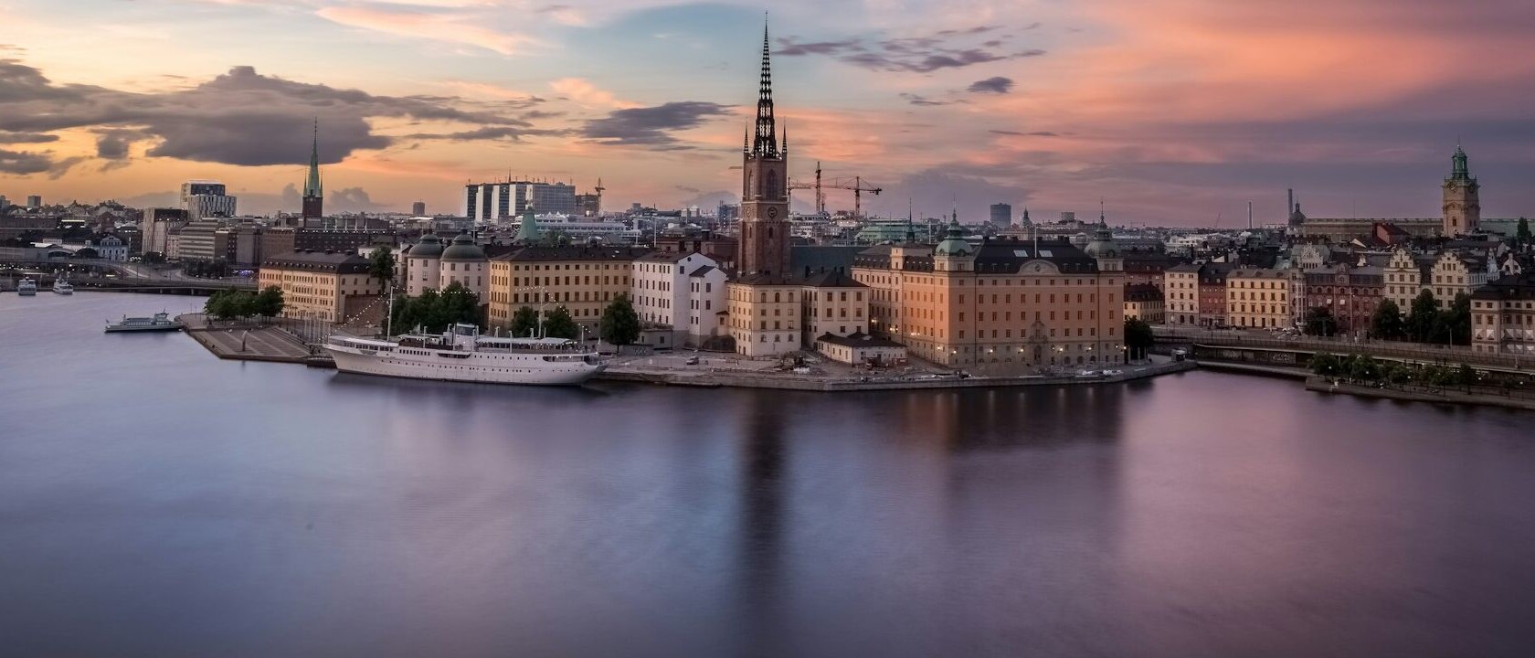 Bildausschnitt von Stockholm im Abendlicht von der Wasserseite fotographiert