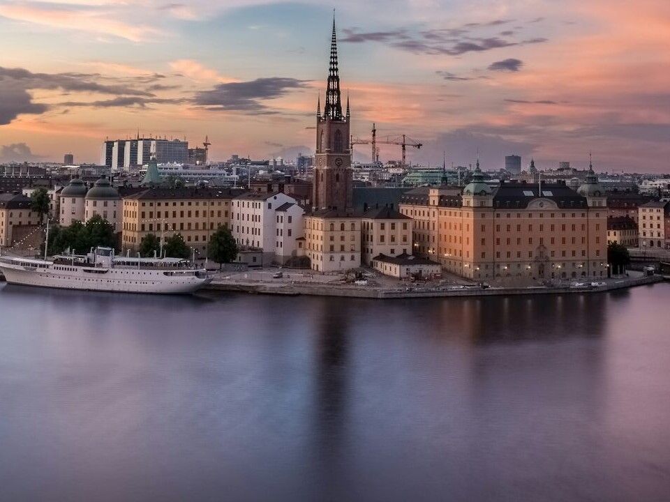 Bildausschnitt von Stockholm im Abendlicht von der Wasserseite fotographiert